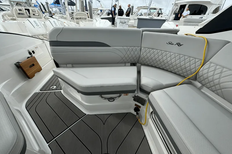 Slide: The Image of Sea Ray SLX 260 Outboard 2025 - 12