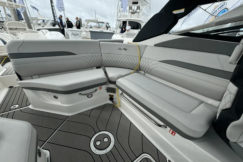 Slide: The Image of Sea Ray SLX 260 Outboard 2025 - 13