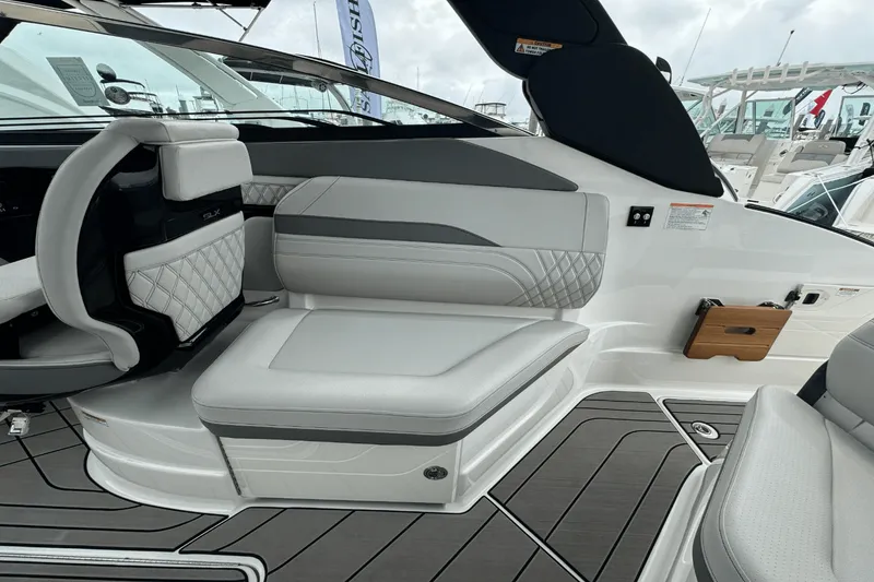 Slide: The Image of Sea Ray SLX 260 Outboard 2025 - 14