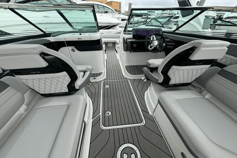 Slide: The Image of Sea Ray SLX 260 Outboard 2025 - 15