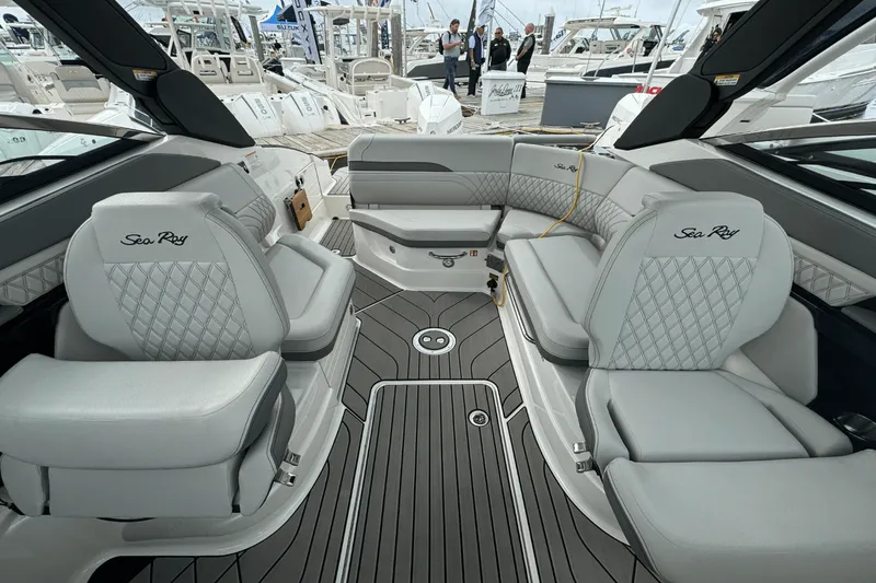 Slide: The Image of Sea Ray SLX 260 Outboard 2025 - 17