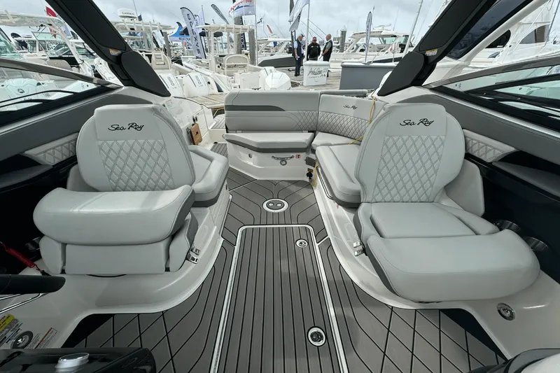 Slide: The Image of Sea Ray SLX 260 Outboard 2025 - 18