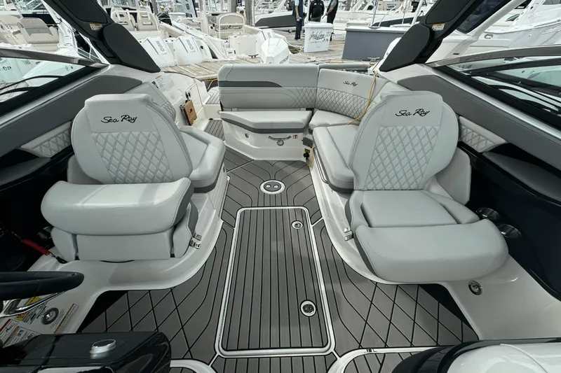 Slide: The Image of Sea Ray SLX 260 Outboard 2025 - 19