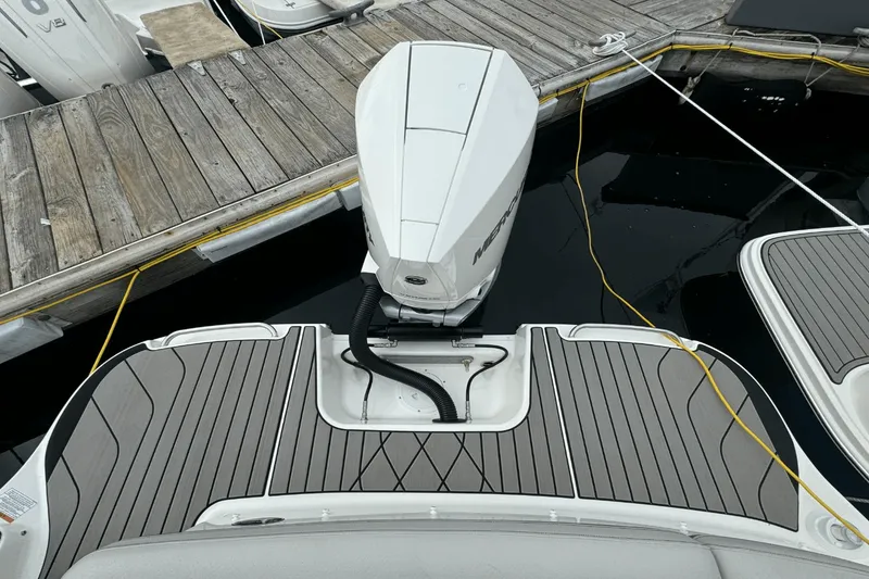 Slide: The Image of Sea Ray SLX 260 Outboard 2025 - 2