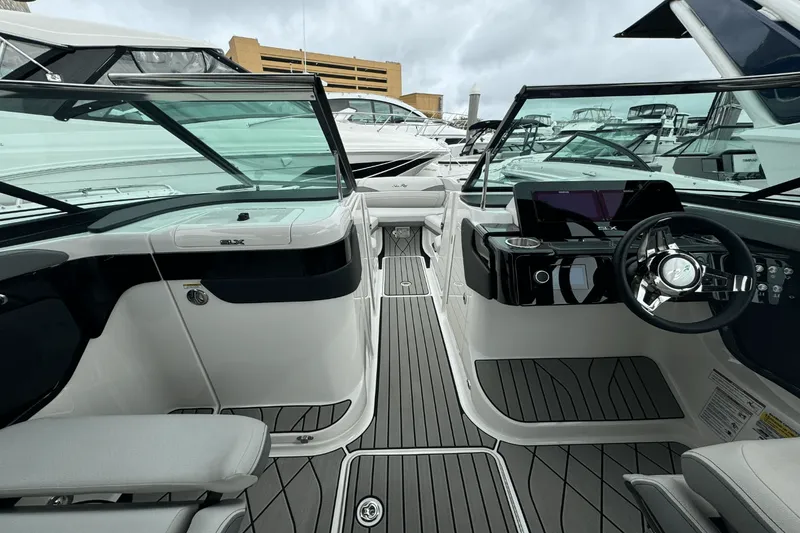 Slide: The Image of Sea Ray SLX 260 Outboard 2025 - 20