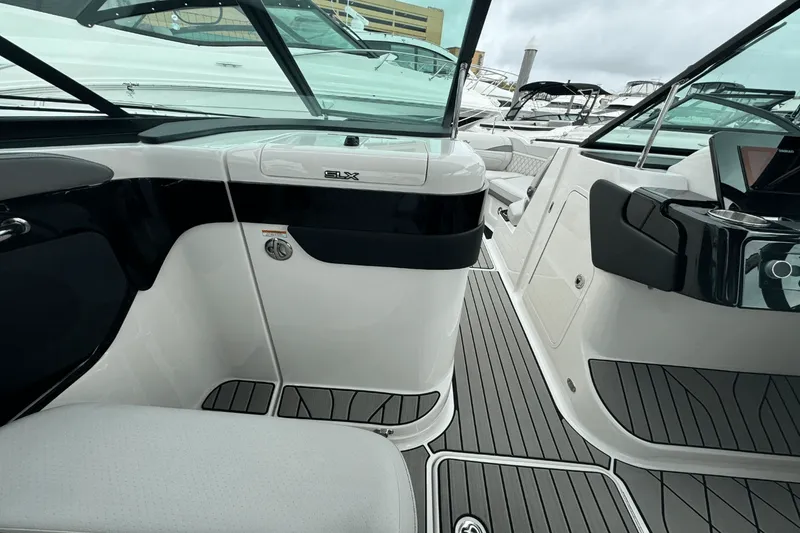 Slide: The Image of Sea Ray SLX 260 Outboard 2025 - 21