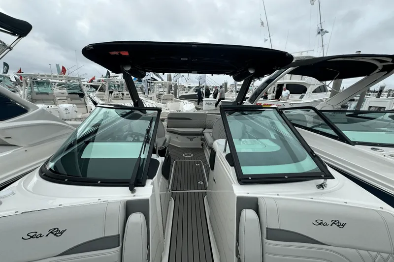 Slide: The Image of Sea Ray SLX 260 Outboard 2025 - 25