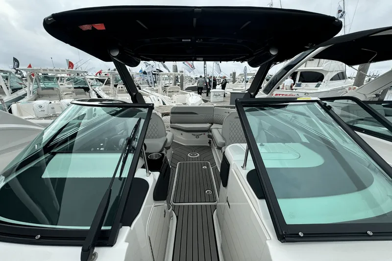 Slide: The Image of Sea Ray SLX 260 Outboard 2025 - 26