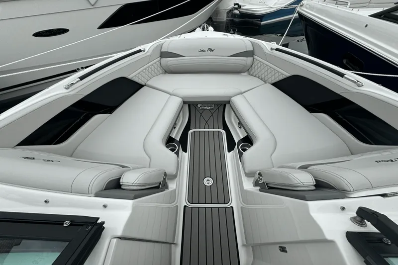 Slide: The Image of Sea Ray SLX 260 Outboard 2025 - 27