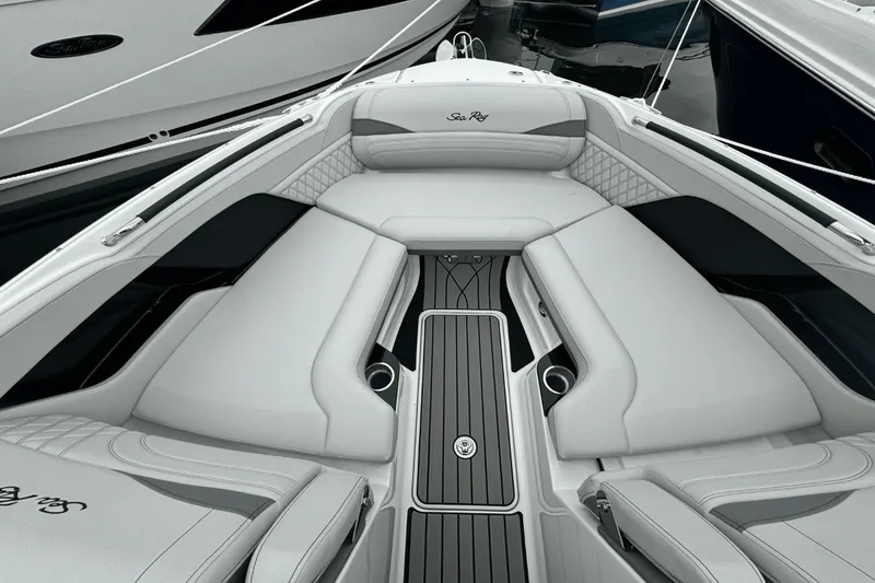 Slide: The Image of Sea Ray SLX 260 Outboard 2025 - 28