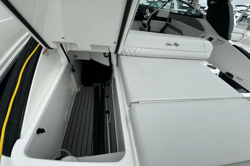 Slide: The Image of Sea Ray SLX 260 Outboard 2025 - 7