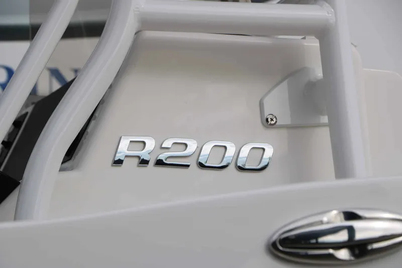 Slide: The Image of Robalo R200 2027 - 22