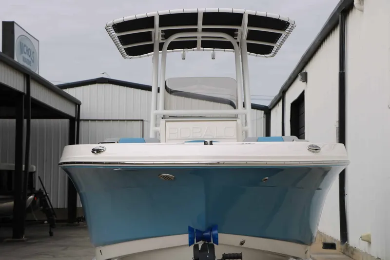 Slide: The Image of Robalo R200 2027 - 10