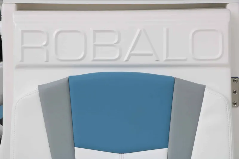 Slide: The Image of Robalo R200 2027 - 32