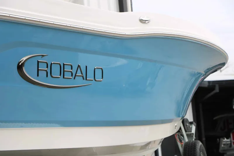 Slide: The Image of Robalo R200 2027 - 15