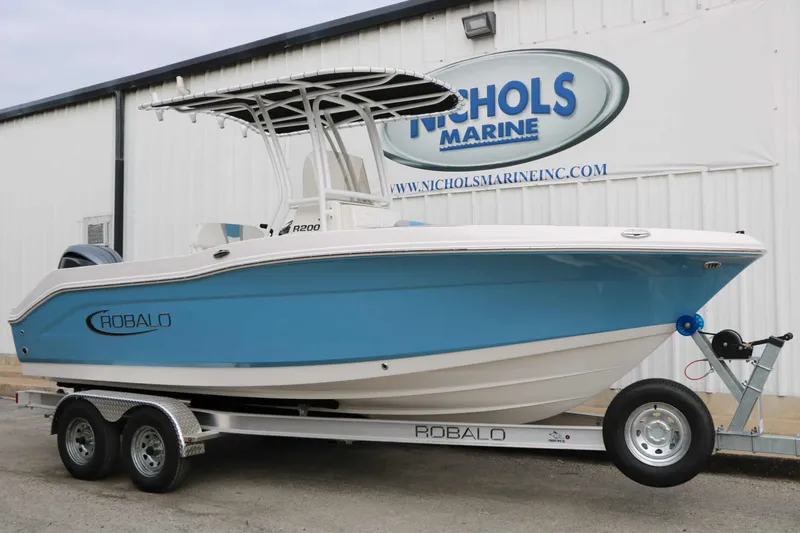 The Image of Robalo R200 2027 - 0