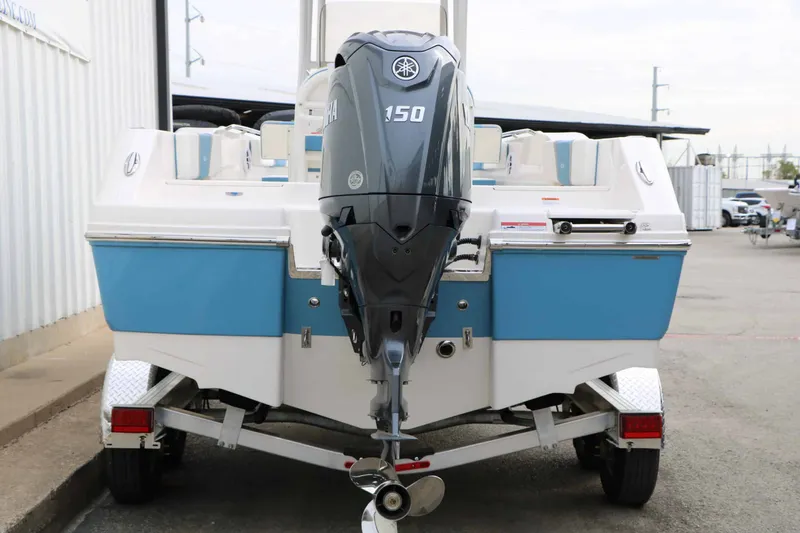 Slide: The Image of Robalo R200 2027 - 16