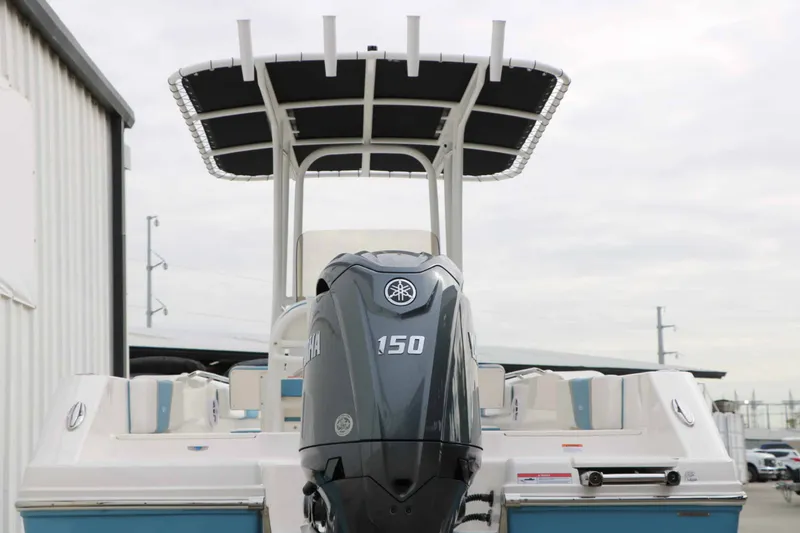 Slide: The Image of Robalo R200 2027 - 17