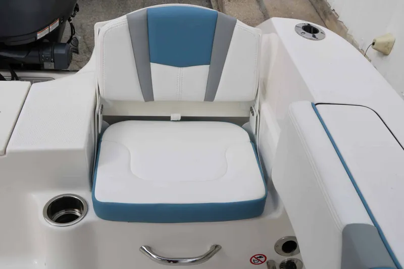 Slide: The Image of Robalo R200 2027 - 54