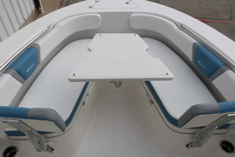 Slide: The Image of Robalo R200 2027 - 37