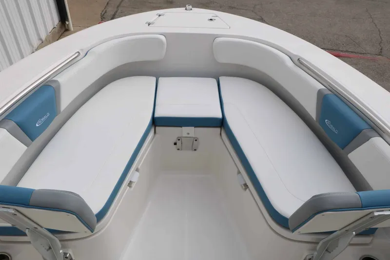Slide: The Image of Robalo R200 2027 - 30