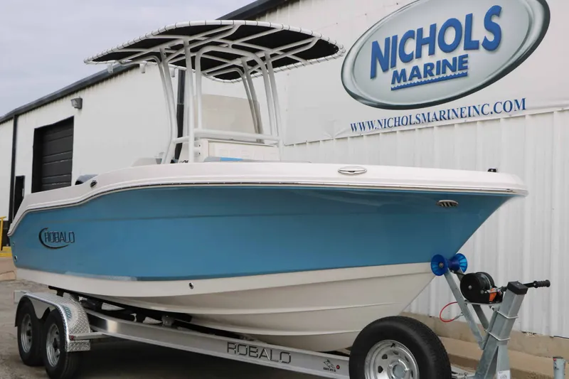Slide: The Image of Robalo R200 2027 - 6