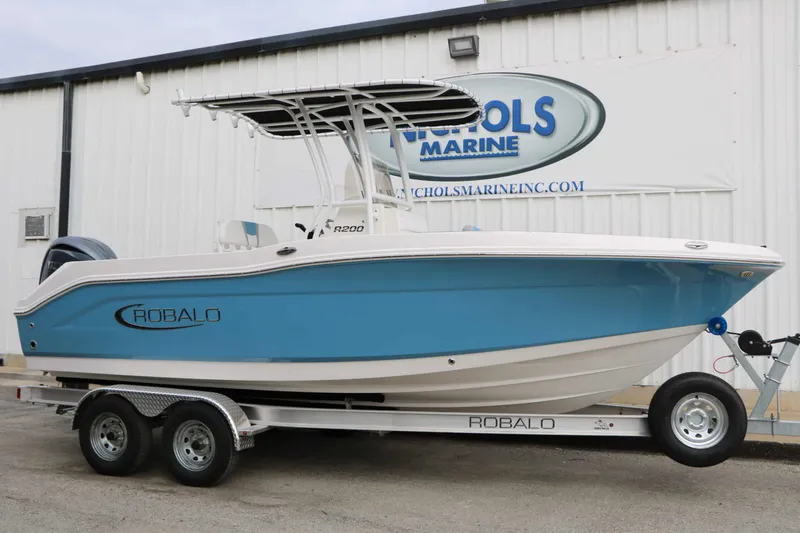 Slide: The Image of Robalo R200 2027 - 3