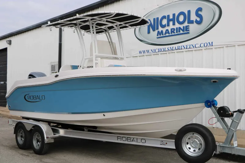 Slide: The Image of Robalo R200 2027 - 5