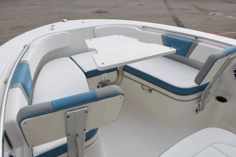 Slide: The Image of Robalo R200 2027 - 35