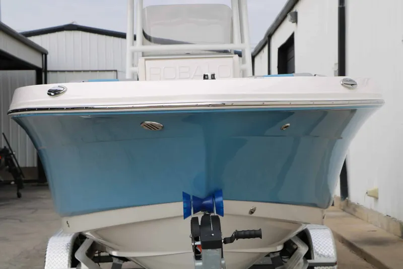 Slide: The Image of Robalo R200 2027 - 8