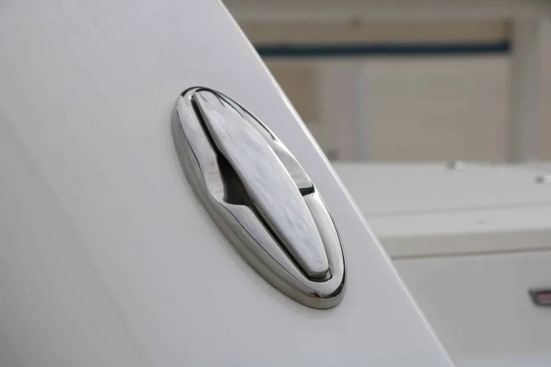 Slide: The Image of Robalo R200 2027 - 19