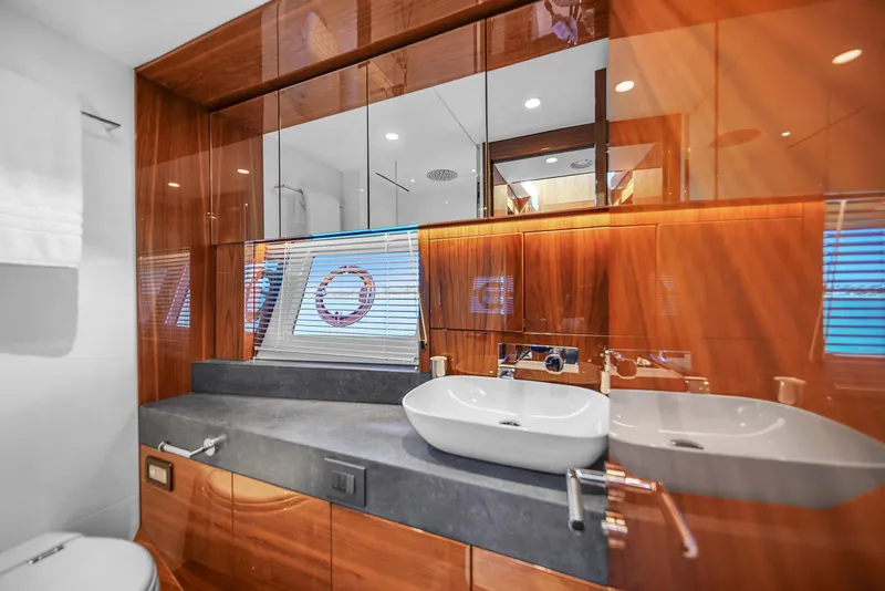 Slide: The Image of Sunseeker Manhattan 68 2021 - 33