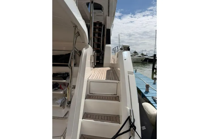 Slide: The Image of Sunseeker Manhattan 68 2021 - 89