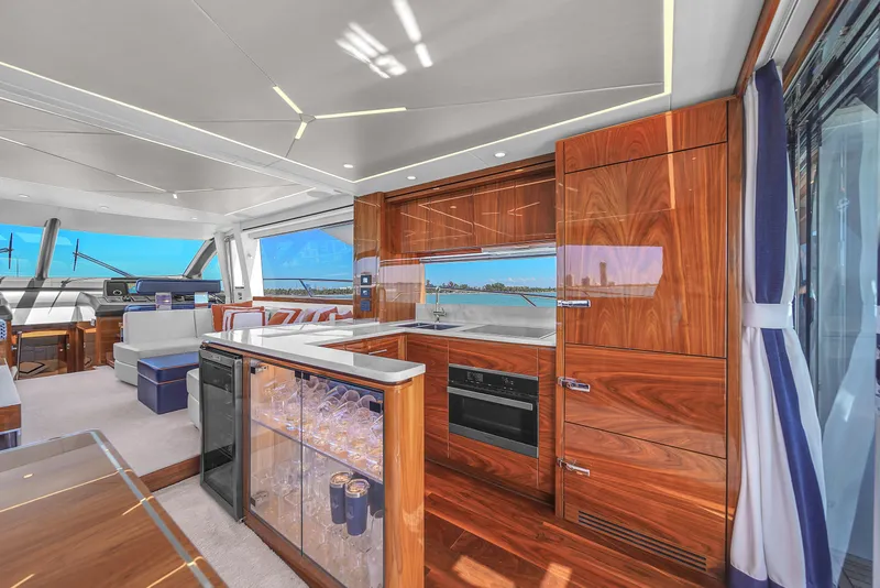 Slide: The Image of Sunseeker Manhattan 68 2021 - 11