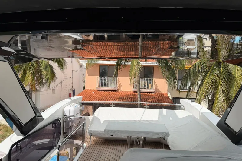 Slide: The Image of Sunseeker Manhattan 68 2021 - 90