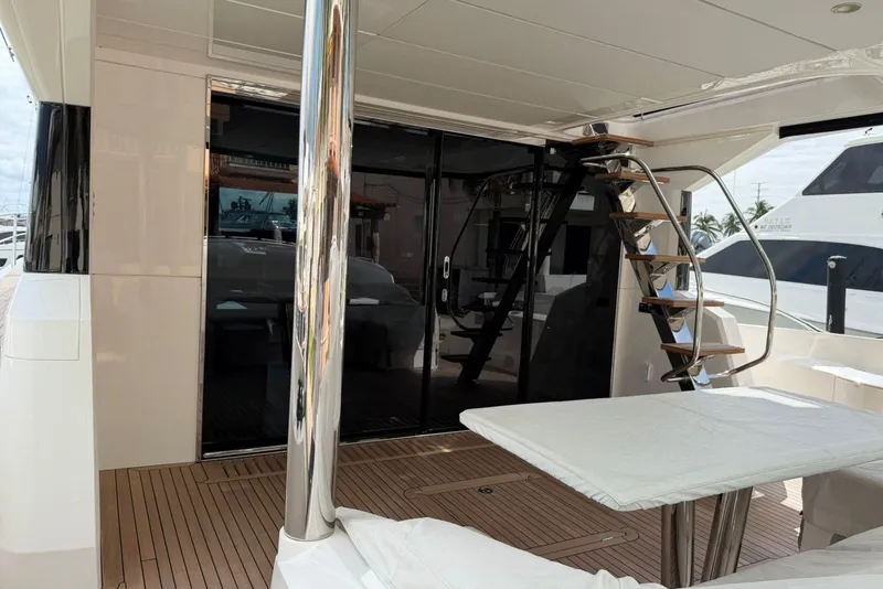 Slide: The Image of Sunseeker Manhattan 68 2021 - 88