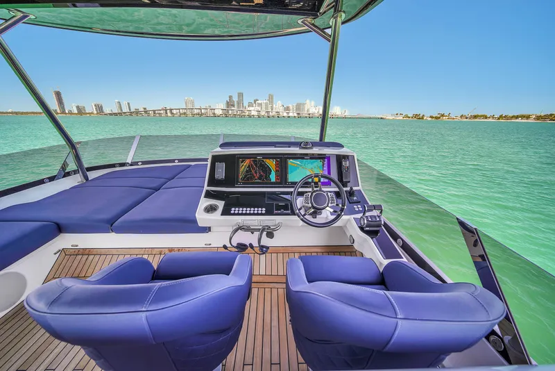 Slide: The Image of Sunseeker Manhattan 68 2021 - 68