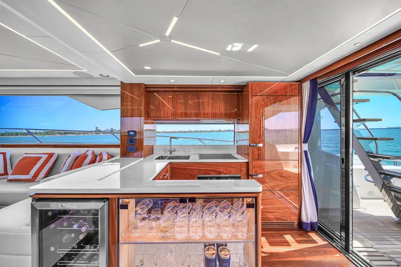 Slide: The Image of Sunseeker Manhattan 68 2021 - 12