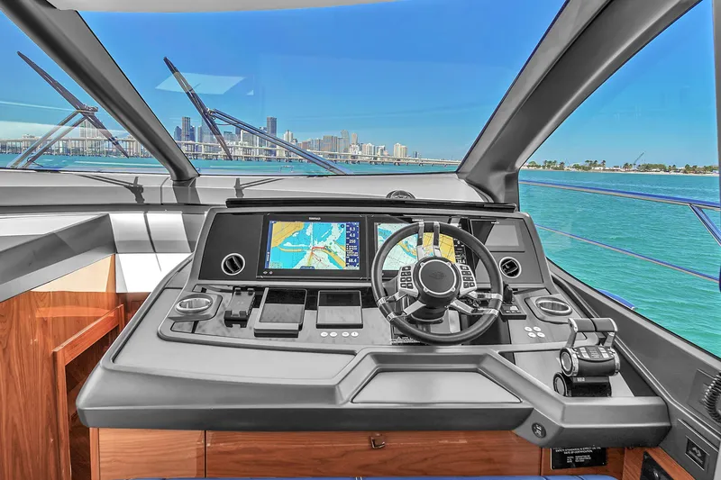 Slide: The Image of Sunseeker Manhattan 68 2021 - 26