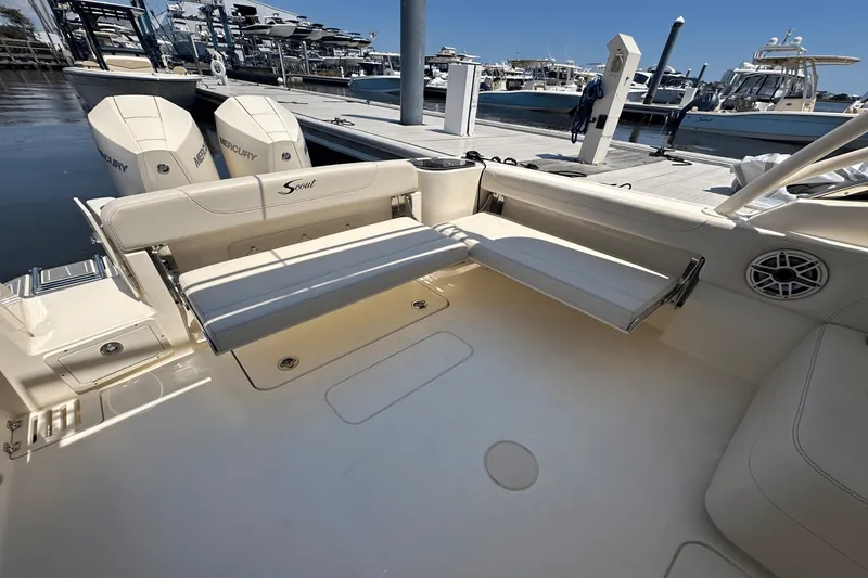 Slide: The Image of Scout 255 Dorado 2025 - 14