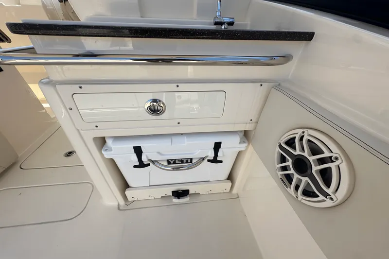 Slide: The Image of Scout 255 Dorado 2025 - 15