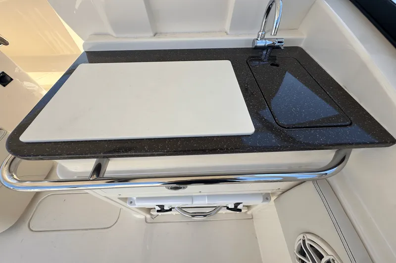 Slide: The Image of Scout 255 Dorado 2025 - 16