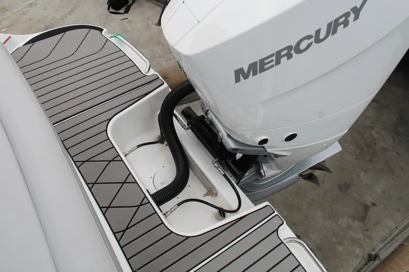 Slide: The Image of Sea Ray SLX 260 Outboard 2025 - 10