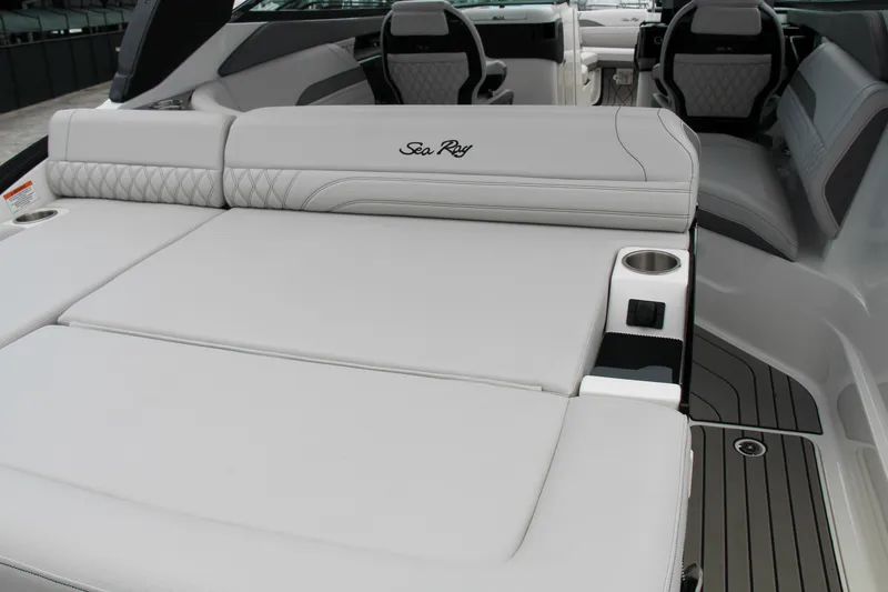 Slide: The Image of Sea Ray SLX 260 Outboard 2025 - 12