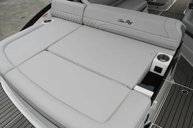 Slide: The Image of Sea Ray SLX 260 Outboard 2025 - 13