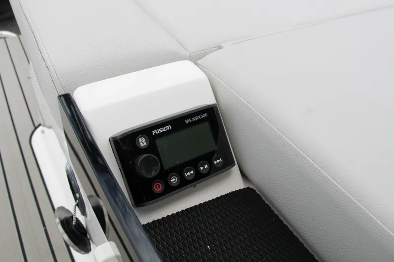 Slide: The Image of Sea Ray SLX 260 Outboard 2025 - 14