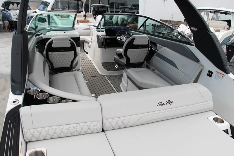 Slide: The Image of Sea Ray SLX 260 Outboard 2025 - 15