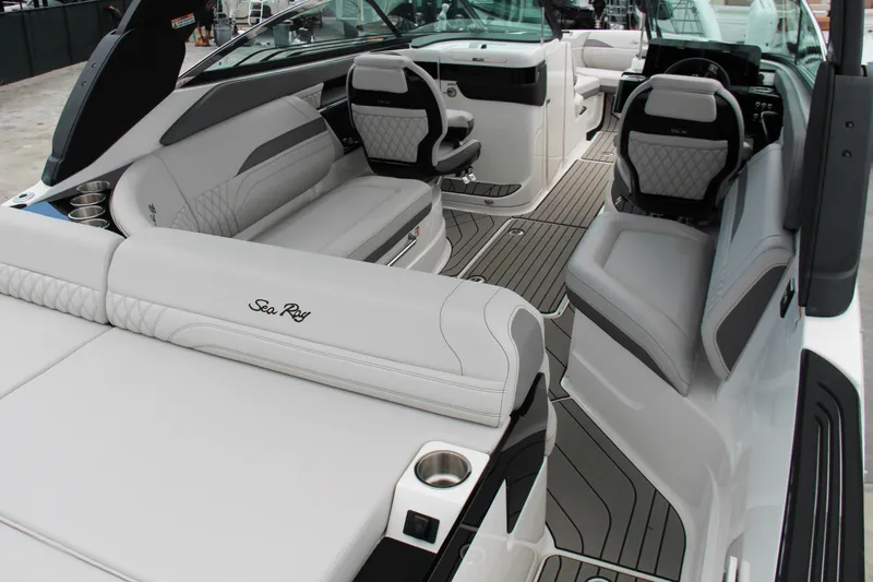 Slide: The Image of Sea Ray SLX 260 Outboard 2025 - 16