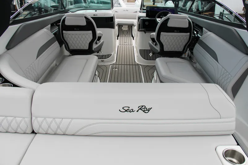 Slide: The Image of Sea Ray SLX 260 Outboard 2025 - 17