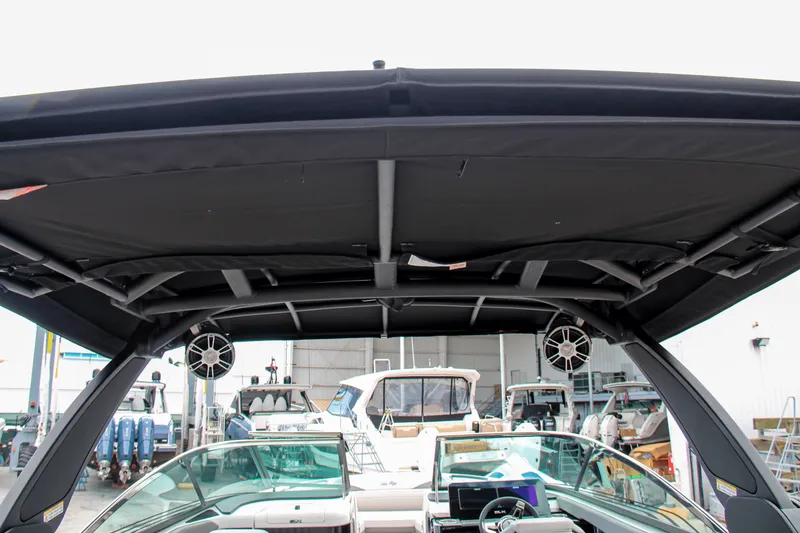 Slide: The Image of Sea Ray SLX 260 Outboard 2025 - 18